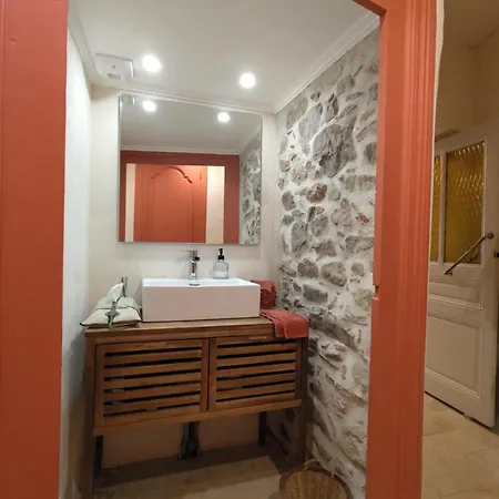 Alojamento de Acomodação e Pequeno-almoço Un Jardin Secret 3*